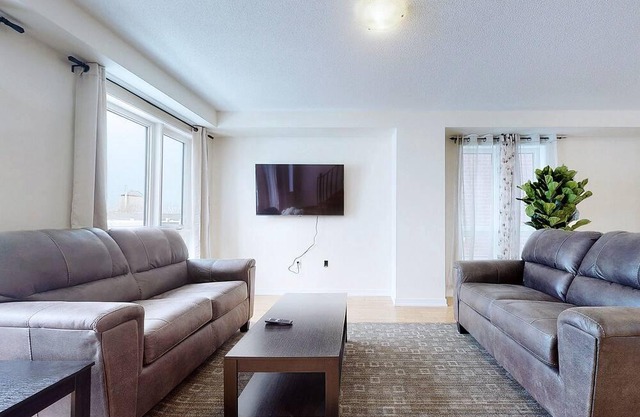 Oshawa 3-bedroom, Modern Townhome