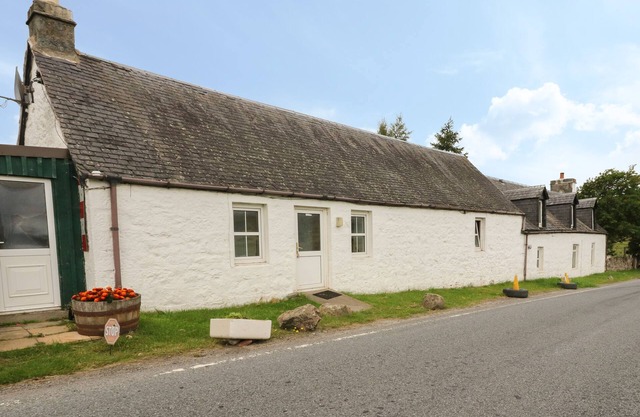 OSPREY COTTAGE, romantic, character holiday cottage in Laggan