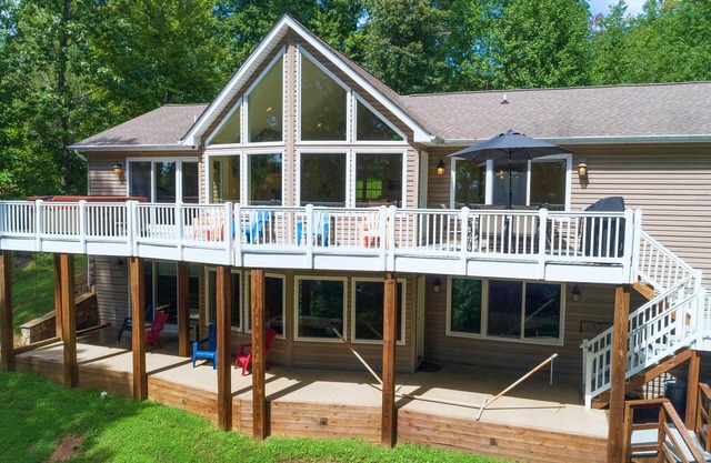 Osprey Landing - Hot Tub, Private Home, Two Decks, Dock, Kayaks, and Fire Pit