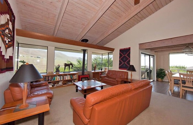 Osprey Retreat - Beautiful views of the coastal hills, & Pt. Reyes, private.