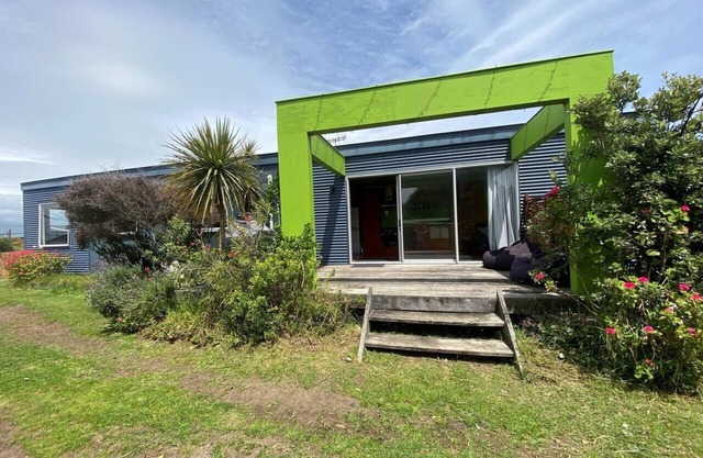 Ōtaki Beach Gem - Coastal Family Getaway