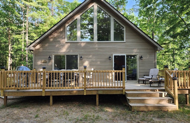 Otsego Lake Oasis! Spacious 3 bd + loft. Sleeps 12. Separate Private Lake Access