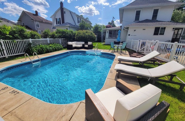Ottawa Oasis! Pool, Game room, Pet Friendly!