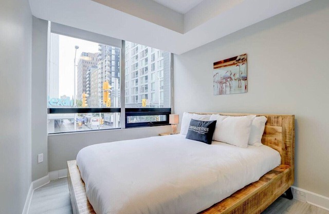 Stylish 2BR Apt w/ Cinema, GYM, & Skyline Views!