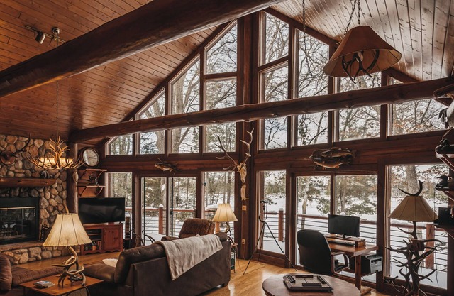 Otter Cove Lodge: Serene Lakefront Retreat w/ Kayaks, Fireplaces, & Room for 10