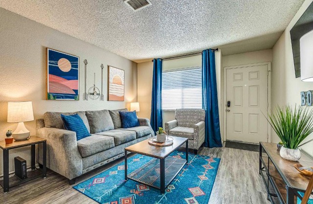 OU Boomer, Pool, Gym, Hi Speed WIFI, One Mile To OU & Stadium!