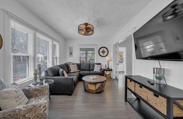 Our Casa is located in the quaint town of Kingsville. Come enjoy the scenery!