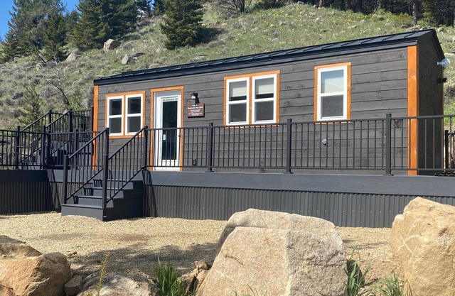 Our comfortable tiny cabin features Big amenities: Plush queen bed, galley kitchen, T.V., Internet, Fireplace & private bathroom, with shower & composting toilet. Large deck with seating areas, Bbq grill, table with umbrella & chairs. Plus lots of Vi