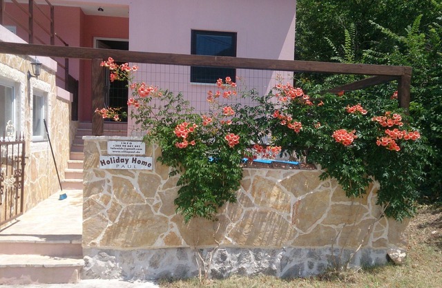 Nuestra casa está en un pequeño pueblo a orillas del lago ya 4 km de la playa.