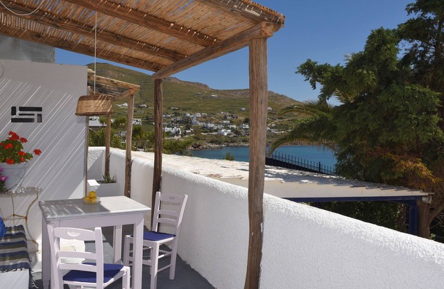 Nuestra Sea Suite, luminosa y luminosa, está situada en Mega Gialos, Syros.