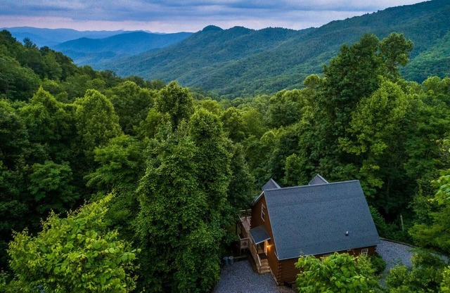 Our Pinnacle - Private Home Nestled in the heart of the Smokies - With a hot tub!