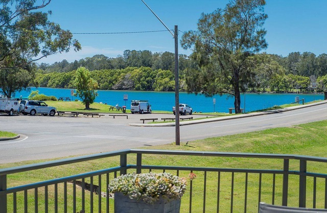 Our View - 3 bedroom holiday home in laurieton, guest wifi available