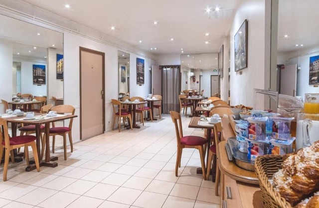 Ours Blanc - Place Victor Hugo