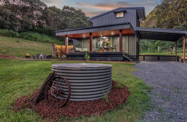 Outdoor Bath | Firepit | Dingo Creek Winery 14 mins | Private Luxury Cabin