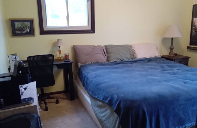 Outdoor Hot Tub, Cozy king bed, Private entrance