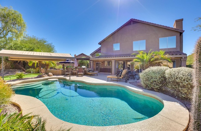 'The Cactus Ranch House' w / Pool & Outdoor Kitchen!
