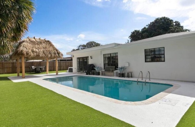 Outdoor Oasis Heated Pool, Hot Tub, Fire Pit, Tiki, Games