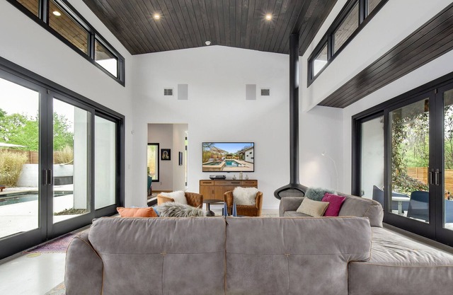 Outdoor Oasis with Private Pool + Spa - The Nest!