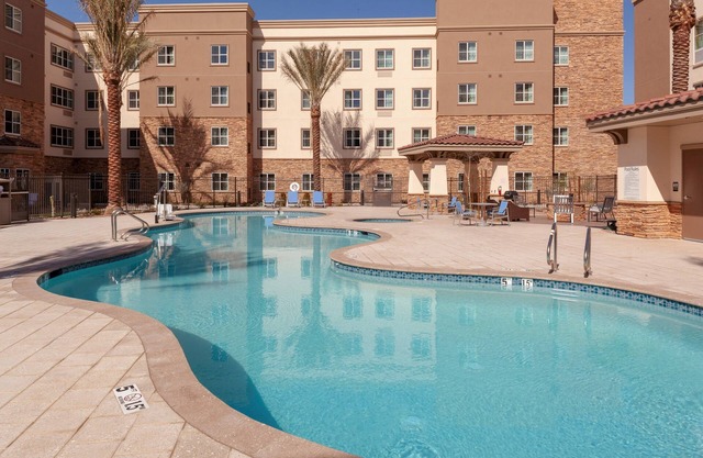 Piscina al aire libre + bañera de hidromasaje + desayuno gratuito | Suite moderna en Phoenix