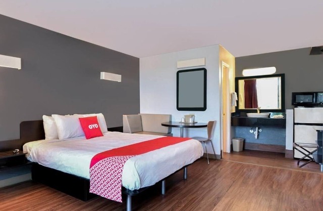 Outdoor Pool Stay Near Austins + Pets Welcome & Free Parking