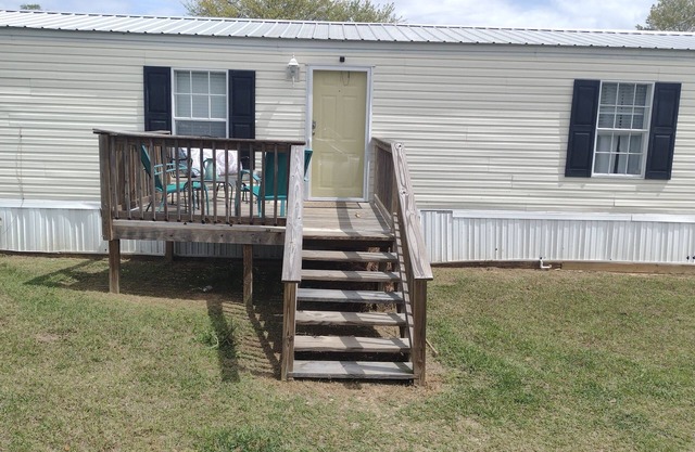 Outdoorsman's Paradise with wide open spaces and pet friendly!