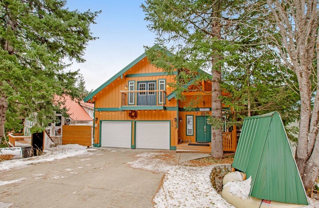 Outdoorsy retreat close to adventure with sauna, hot tub, firepit, & game room