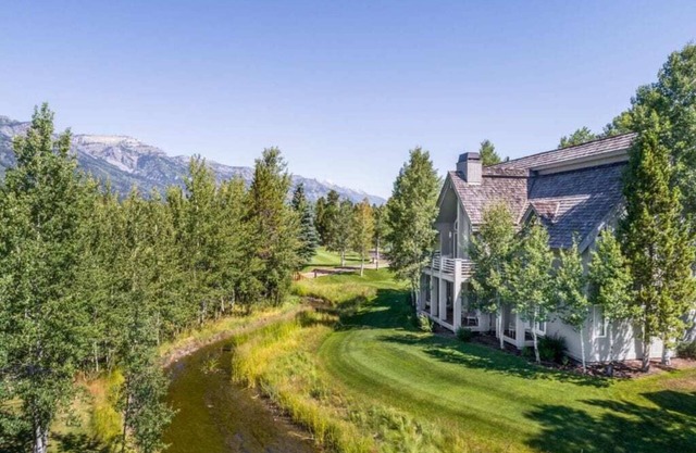 Puesto avanzado: ¡Piso superior Teton Pines Condo! Aire acondicionado, campo de golf y vistas a la montaña