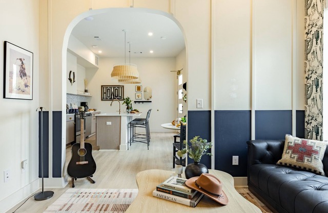 Outrider 103 by AvantStay | 5mins to Broadway | Private Balcony