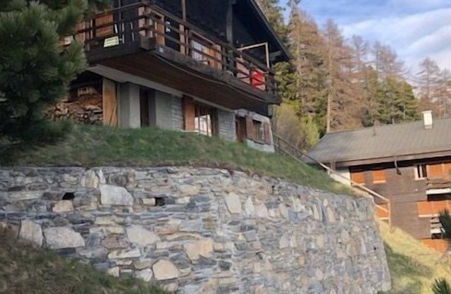 Outside chalet for 6 people, balcony, terrace and garden Inside : 85 m2, closed entrance hall, livin