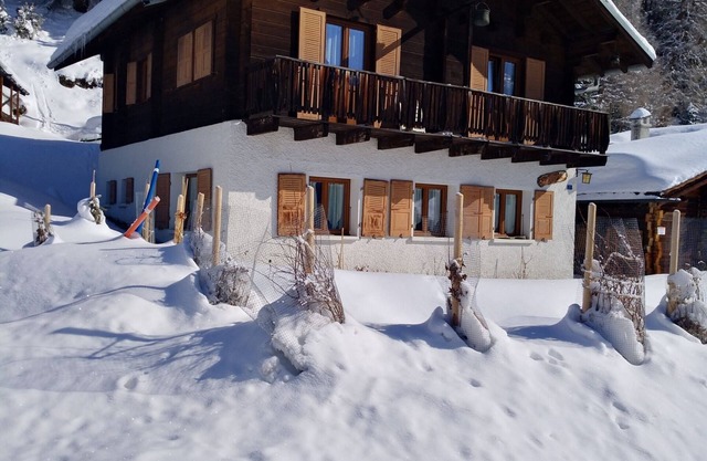 Outside : Chalet of about 132m2, for 10 persons, with garden and garden furniture -Interior: living