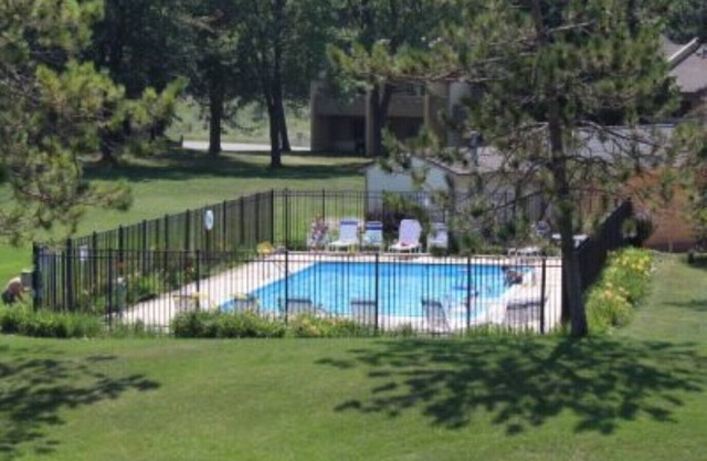Outside heated pool, 2 miles to Lake Michigan, 2 bed 2 1/2 bath