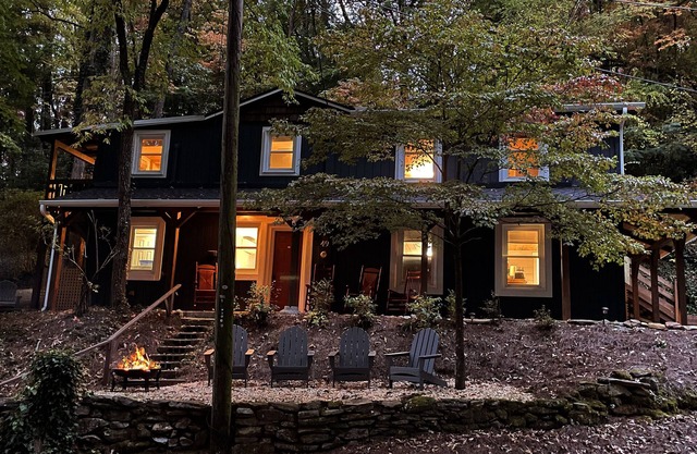 Outside Hot Tub. Low Cleaning Fee. Walk to Town. Wi-Fi, Fire Pit, Free Parking.