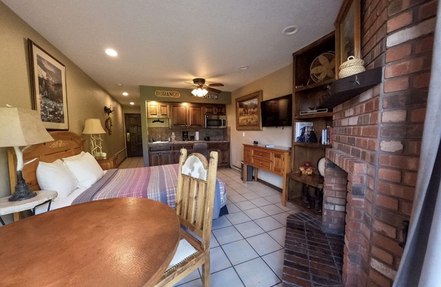 Outstanding Mountain Views! 2 Miles North of Purgatory! Heated Pool !