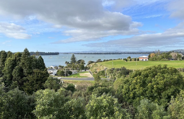 Outstanding view, walk to beach and shops.