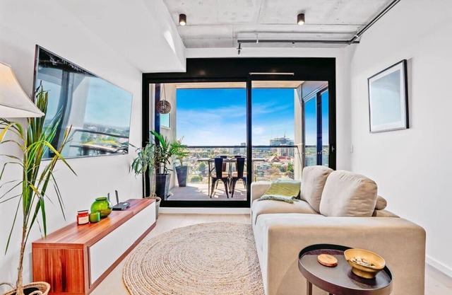 Ovation - New Footscray Apt. w/ parking & pool