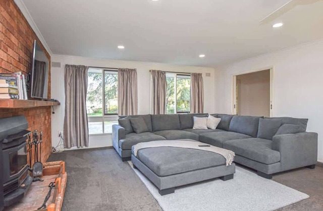 Ovens Valley Retreat - Spacious, cosy home for the