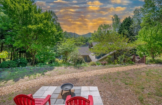 Over the Bridge: A peaceful studio apartment in the private Lake Lanier community!
