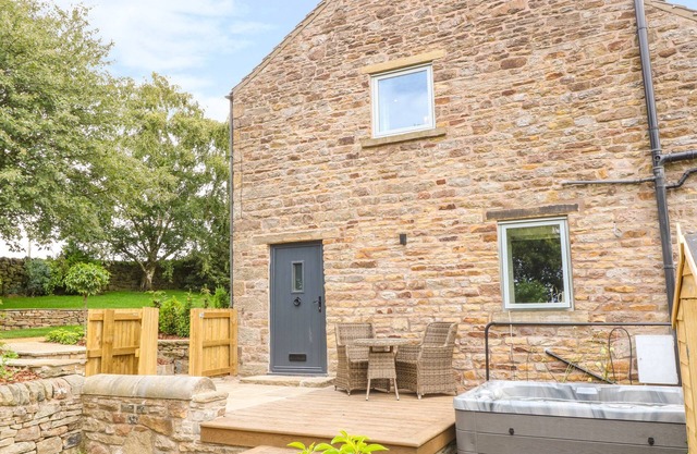 OVER LEA BARN, romántico, con jacuzzi en Hayfield, Ref 976025