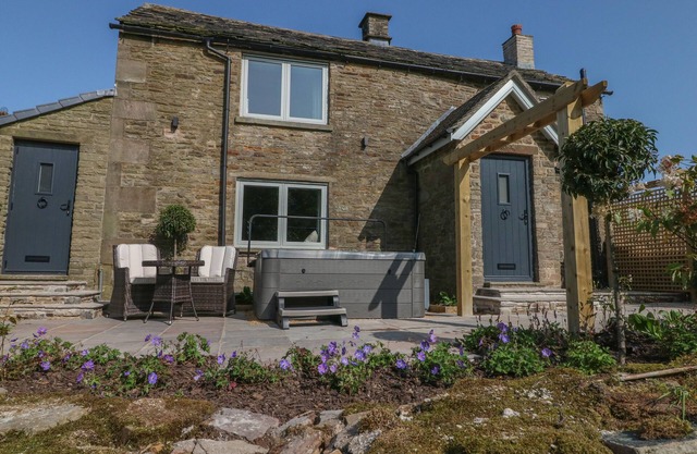 OVERLEA COTTAGE, romantic, luxury holiday cottage in Hayfield