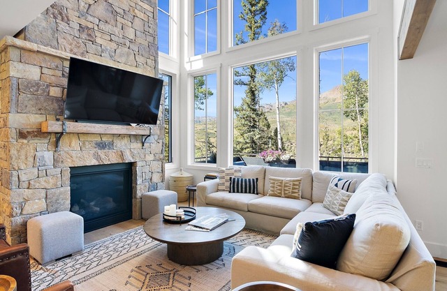 Overlook House 4 Bedroom Home by RedAwning