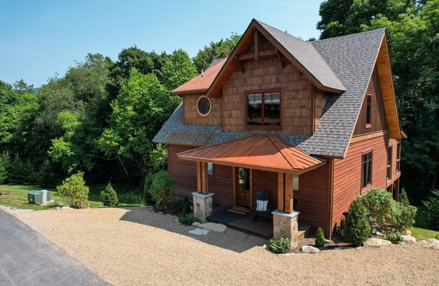 Overlook Nook at Eagles Nest - Custom home with hot tub and short walk to Eagles Nest Winery!