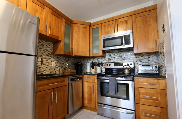 Oversized 1Bed w/ Outdoor Pool & Elevator