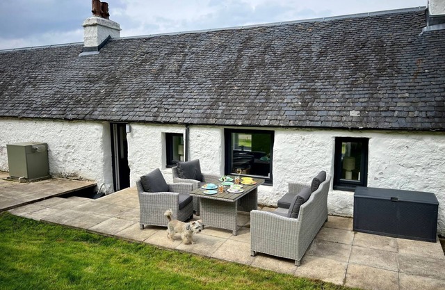 Owl Cottage, dog-friendly 2-bed cottage near Loch Ness