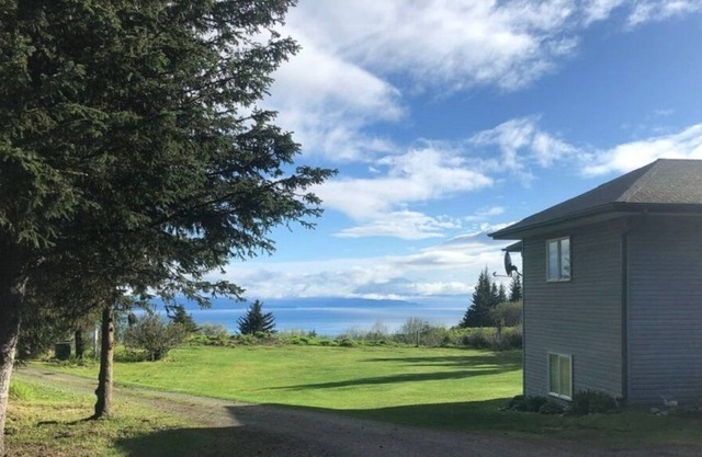 OWL'S OVERLOOK FAMILY SIZED HOME 10 MINUTES FROM DOWN TOWN HOMER