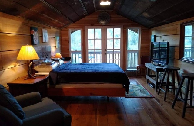 Owls Nest - Glamping Pole Barn Stay - Deep Valley View