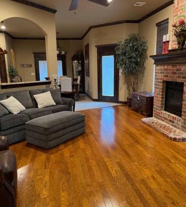 Oxford House - Pet Loving, Fenced, Garage, near I-35, UCO, OCU, Lazy E, OKC with 3 comfortable beds!