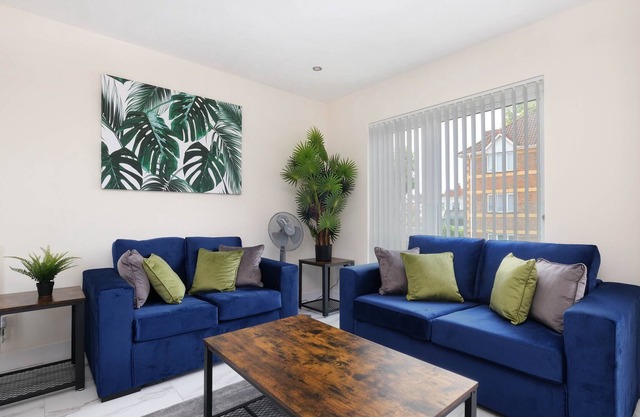 Oxford Rd 2 Bed Serviced Apartment 06 with Parking, Reading