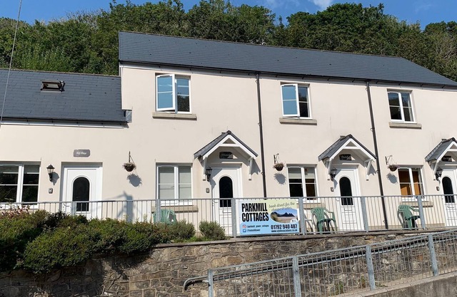 Oxwich Small cottage in the heart of Parkmill