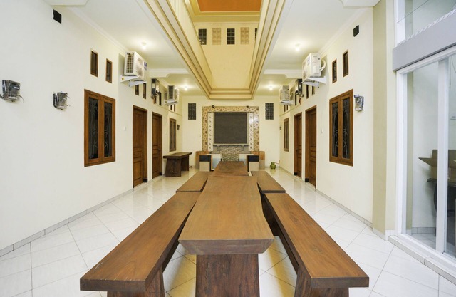 OYO 1642 Penginapan Anggrek Syariah 2