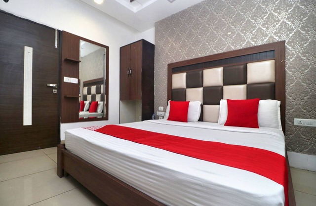 OYO 19392 Hotel Lexis